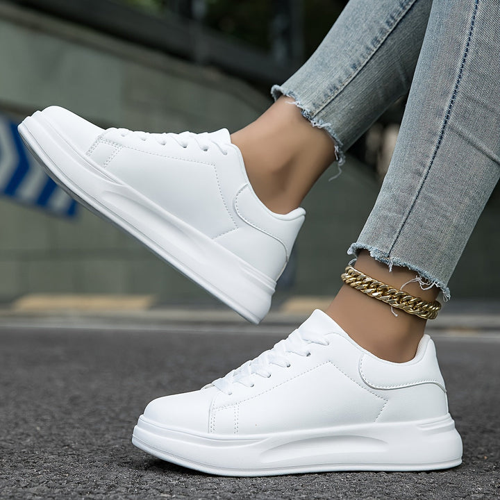 Women's sneakers made of breathable material with comfortable support
