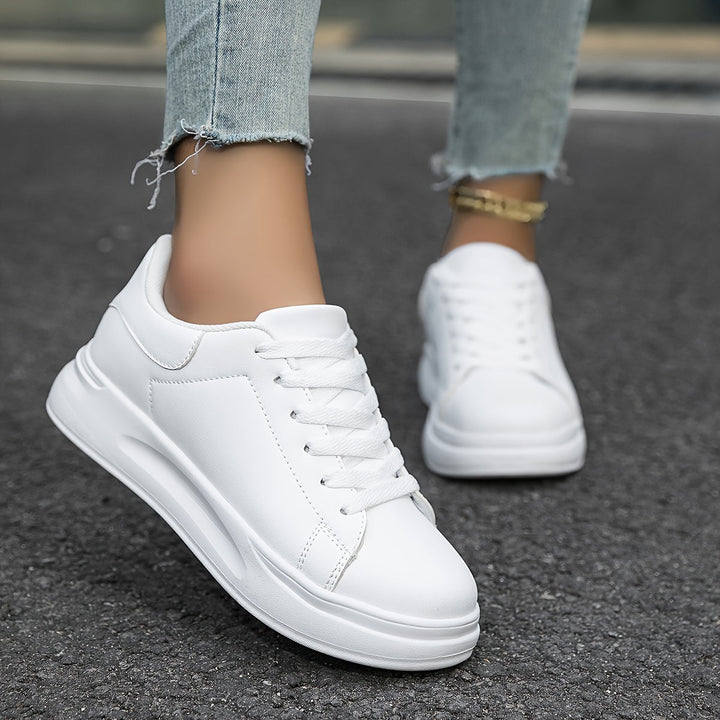 Women's sneakers made of breathable material with comfortable support