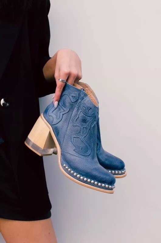 Women's boots cowboy design