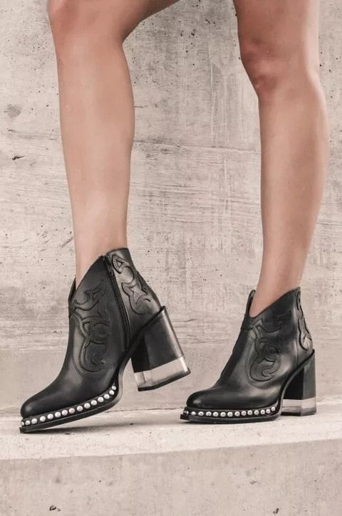 Women's boots cowboy design