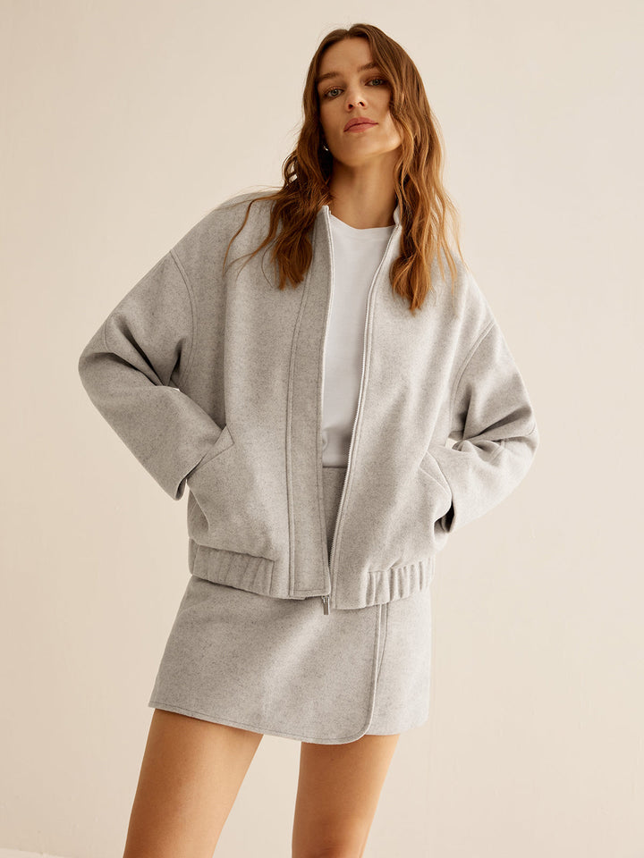 Women's jacket with pockets and zipper, long sleeves, simple elegance