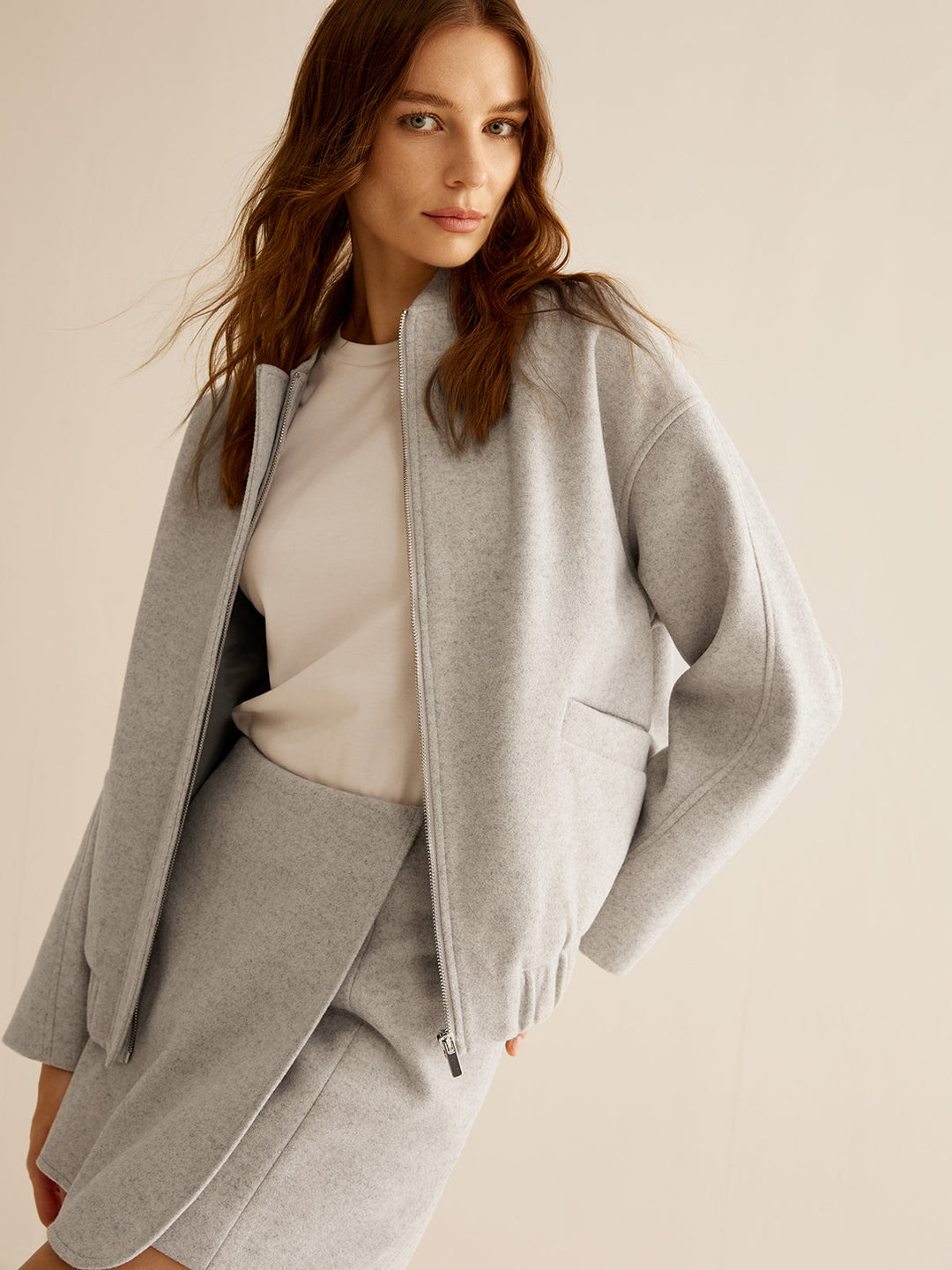 Women's jacket with pockets and zipper, long sleeves, simple elegance
