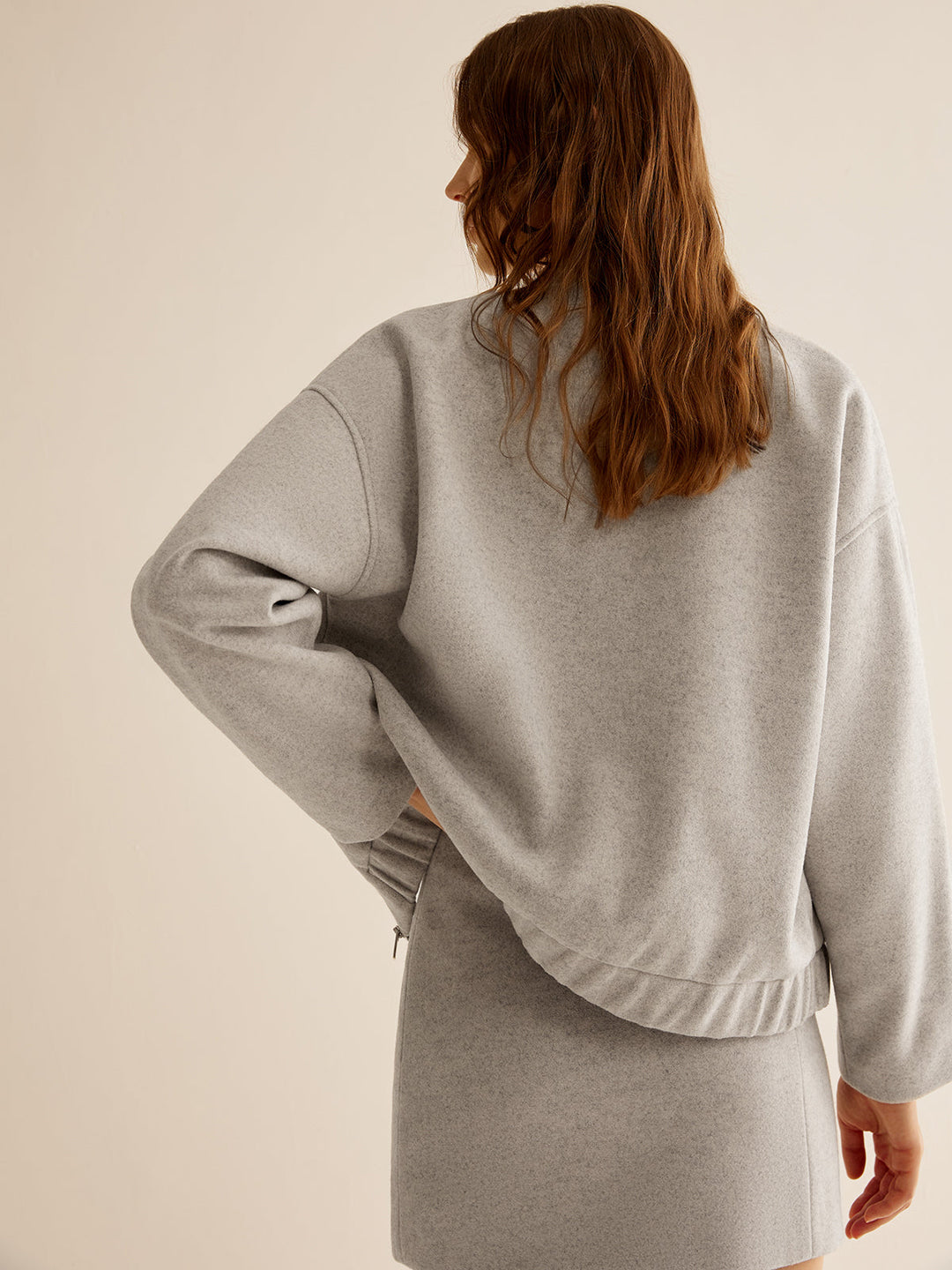 Women's jacket with pockets and zipper, long sleeves, simple elegance