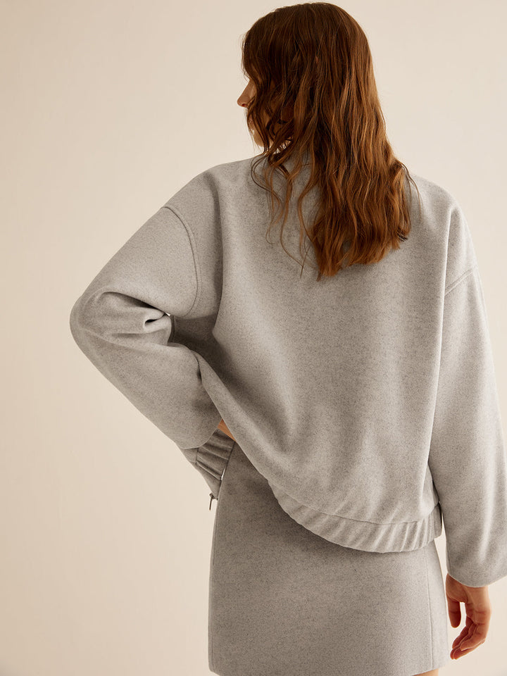 Women's jacket with pockets and zipper, long sleeves, simple elegance