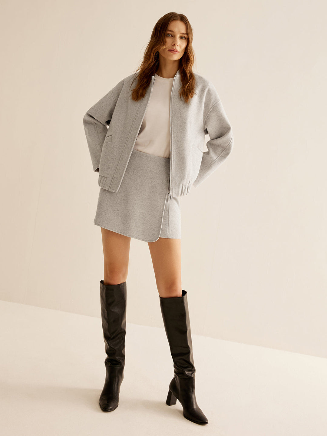 Women's jacket with pockets and zipper, long sleeves, simple elegance