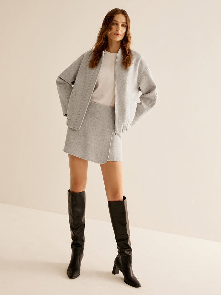 Women's jacket with pockets and zipper, long sleeves, simple elegance