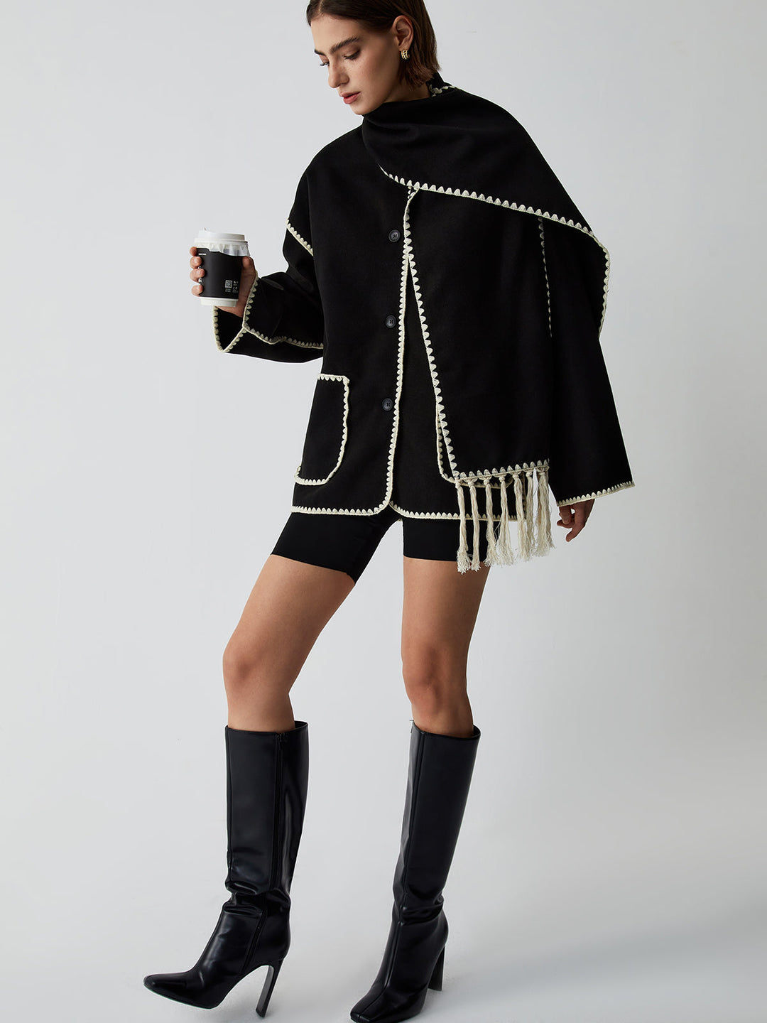 Veste pour femmes avec garniture contrastante et écharpe élégante