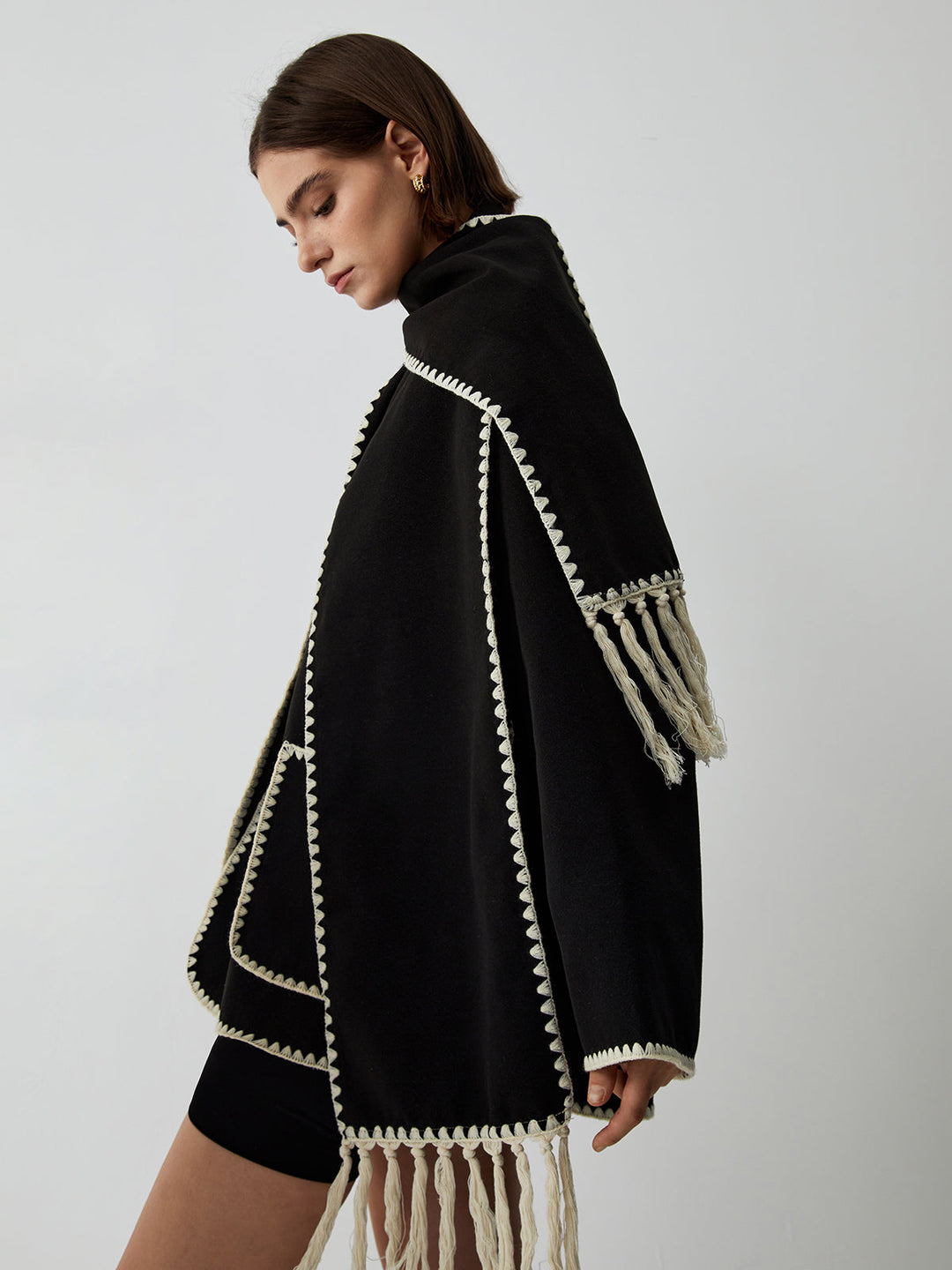 Veste pour femmes avec garniture contrastante et écharpe élégante