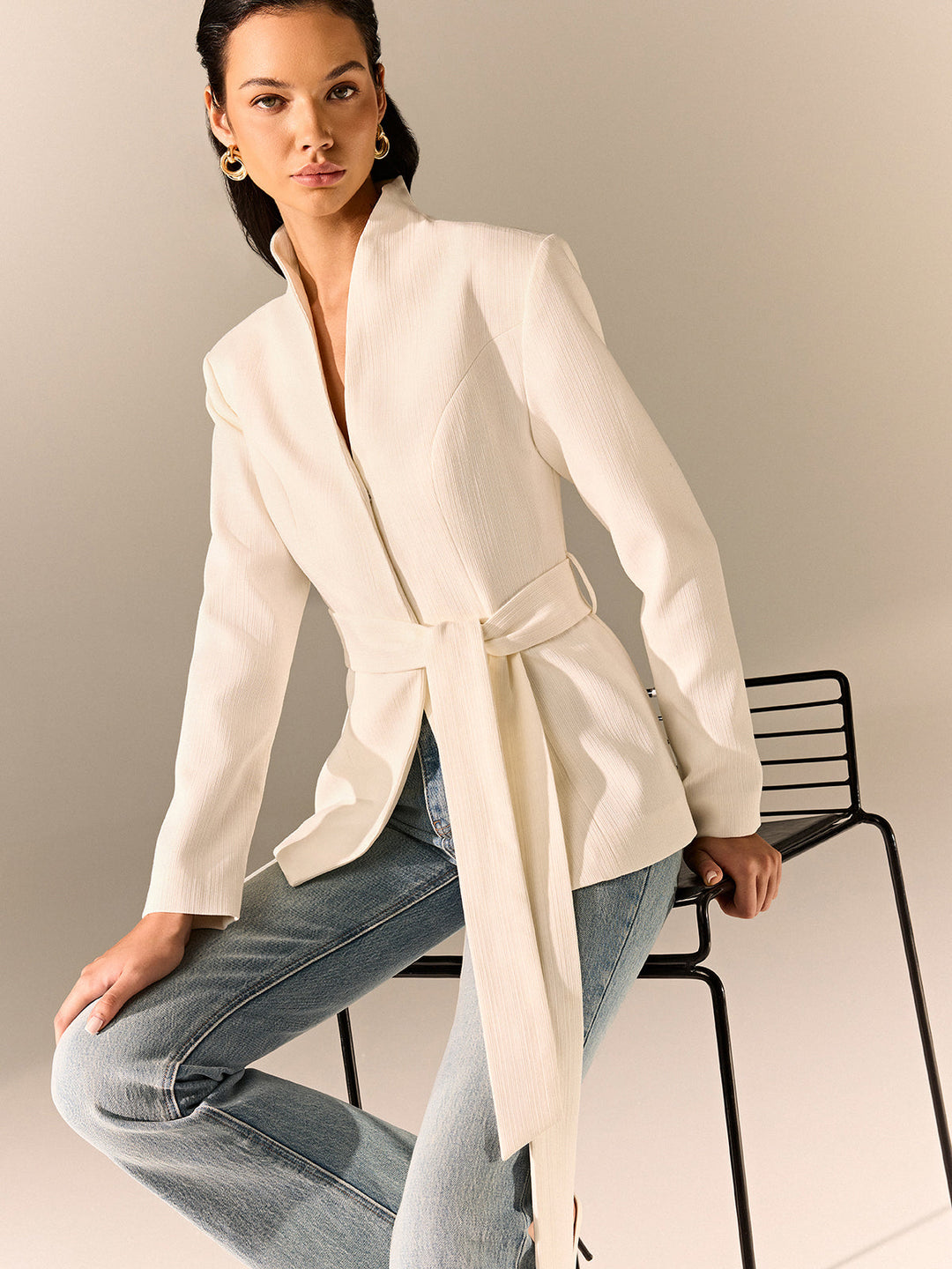 Elegant blazer with stand-up collar and long sleeves