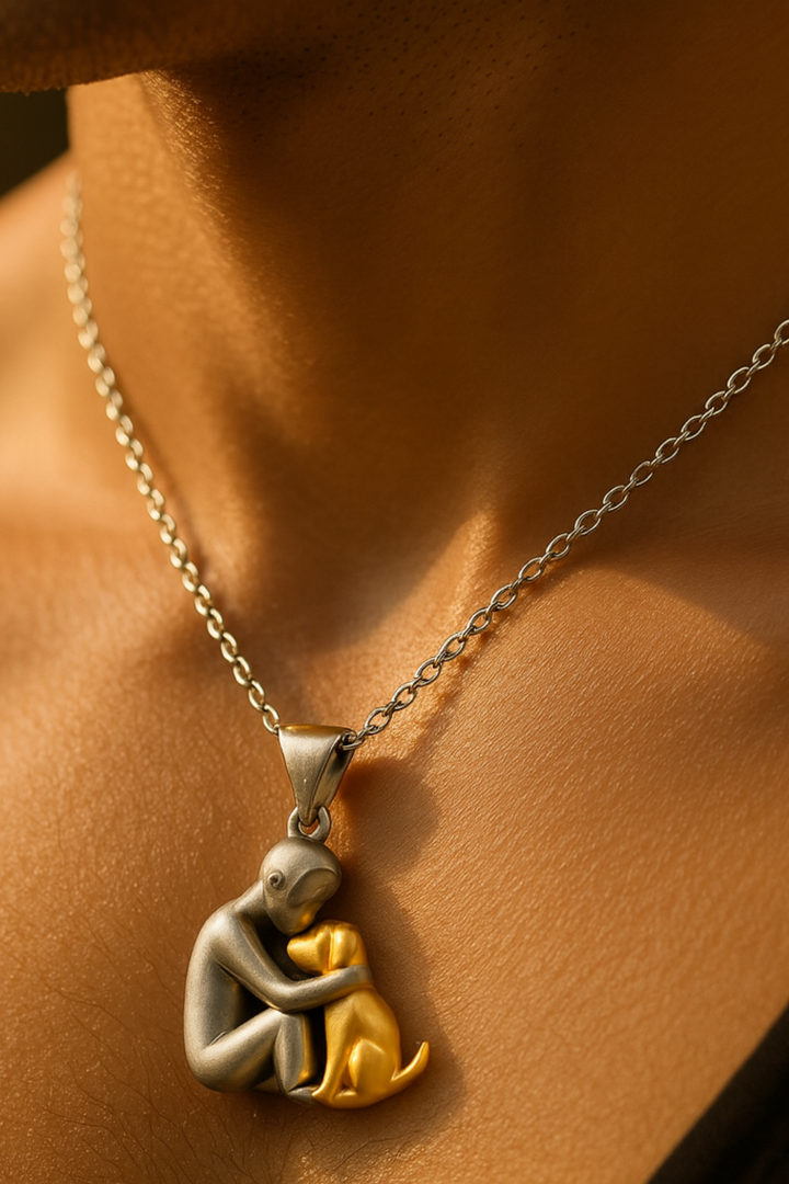 Halskette Damen mit Umarmungs-Anhänger in 14K Vergoldet – Elegantes Hundesilhouette Design 5