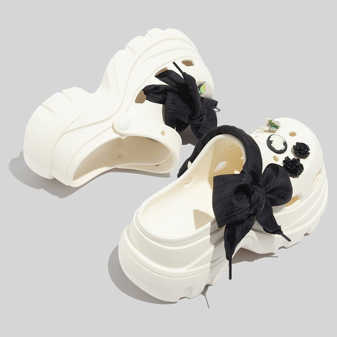 Damen Modische Weiße Chunky Clogs Mit Applikationen Und Accessoires