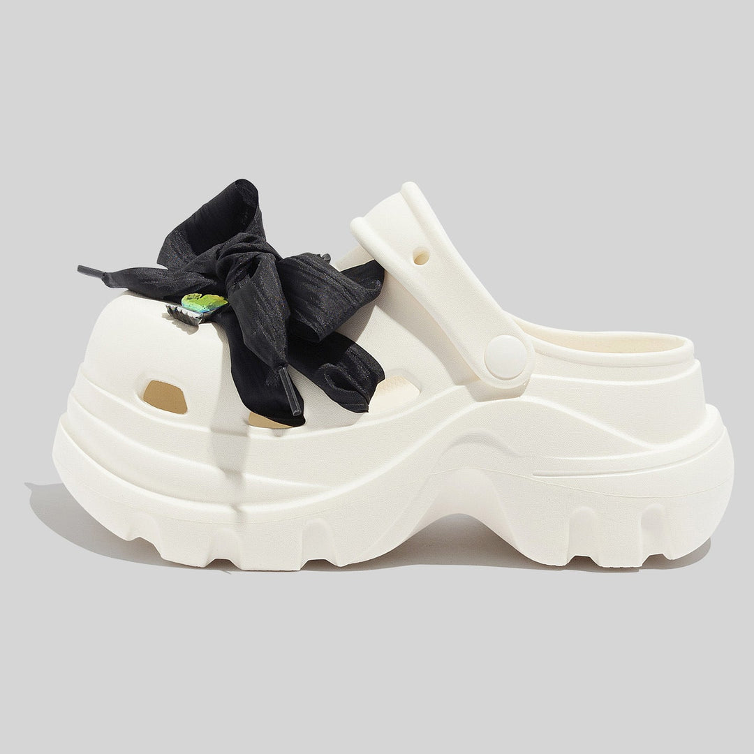 Damen Modische Weiße Chunky Clogs Mit Applikationen Und Accessoires