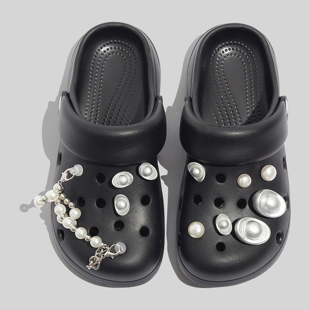 Damen Robuste Schwarze Clogs Mit Dekorativen Perlen Und Perlenverzierungen