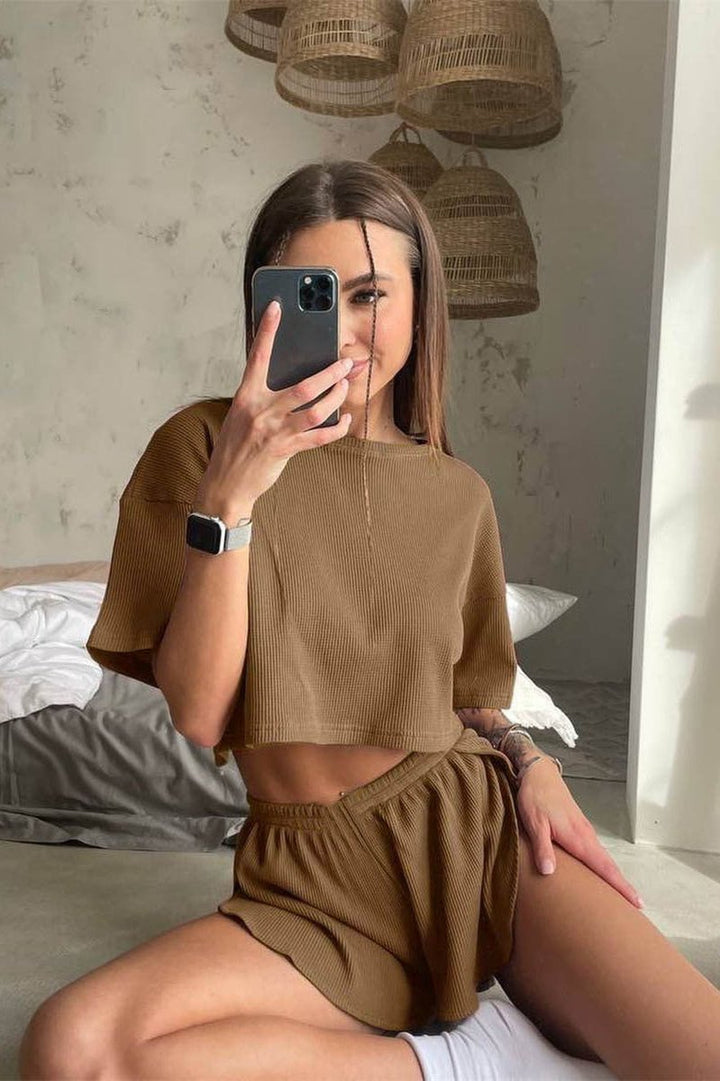 Women's set with crop top & shorts made of waffle knit – casual and comfortable