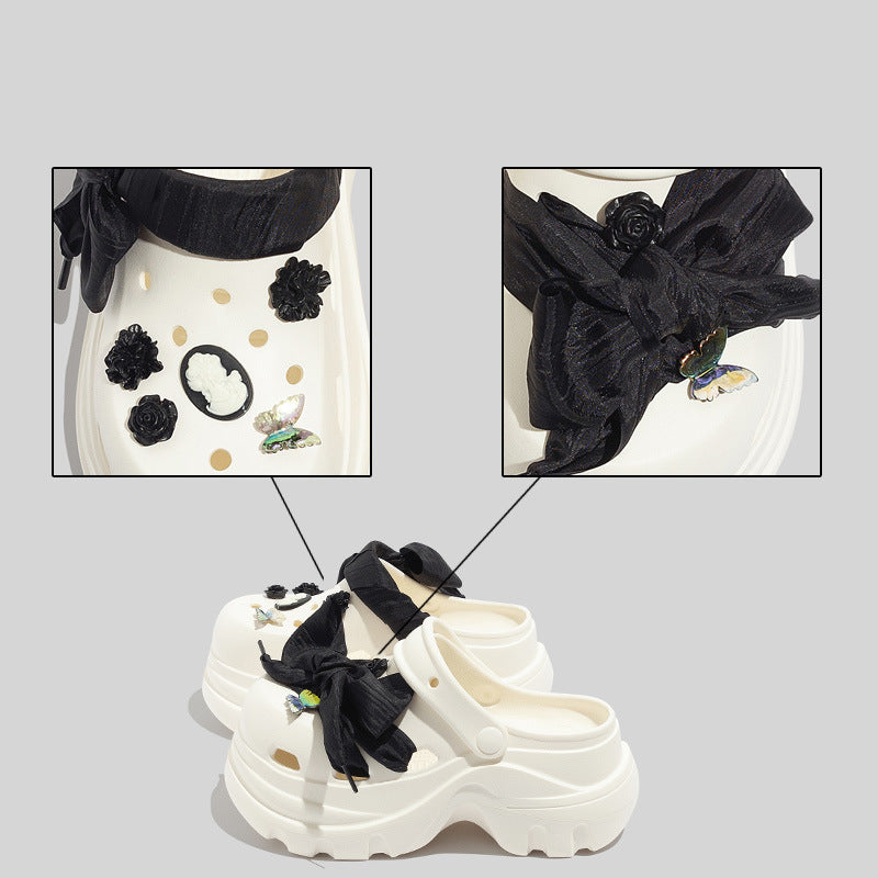 Damen Modische Weiße Chunky Clogs Mit Applikationen Und Accessoires