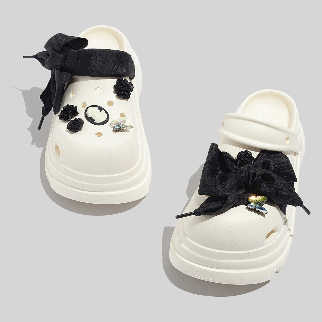 Damen Modische Weiße Chunky Clogs Mit Applikationen Und Accessoires