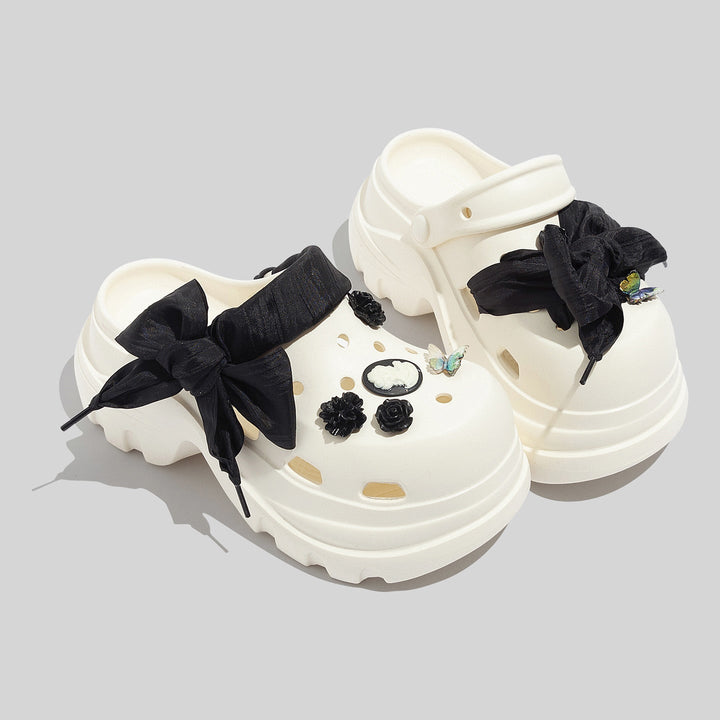 Damen Modische Weiße Chunky Clogs Mit Applikationen Und Accessoires