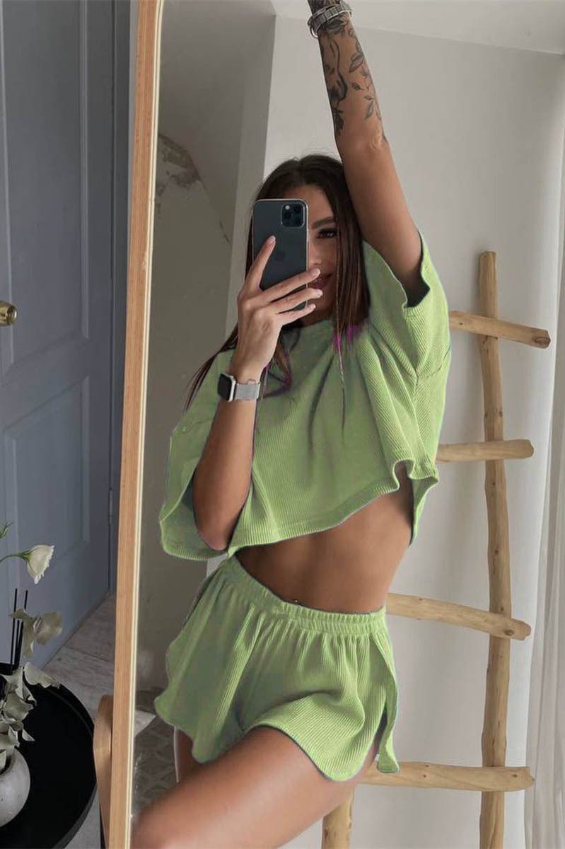 Women's set with crop top & shorts made of waffle knit – casual and comfortable