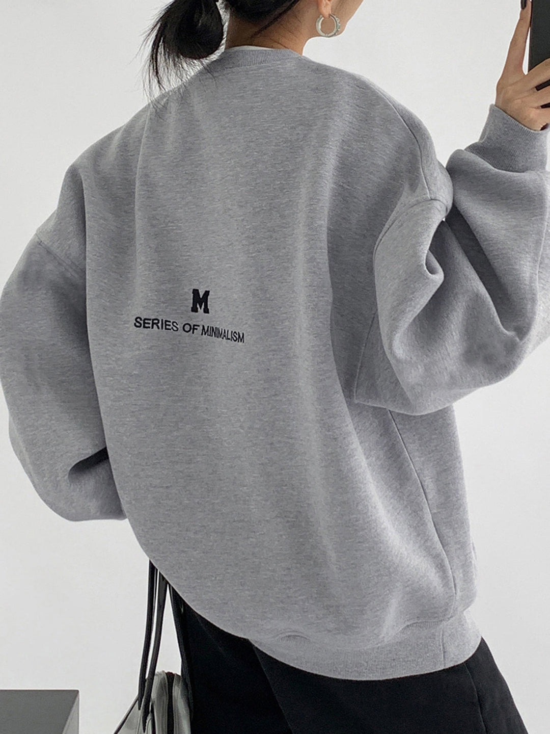 Sweatshirt surdimensionné pour femmes au design minimaliste