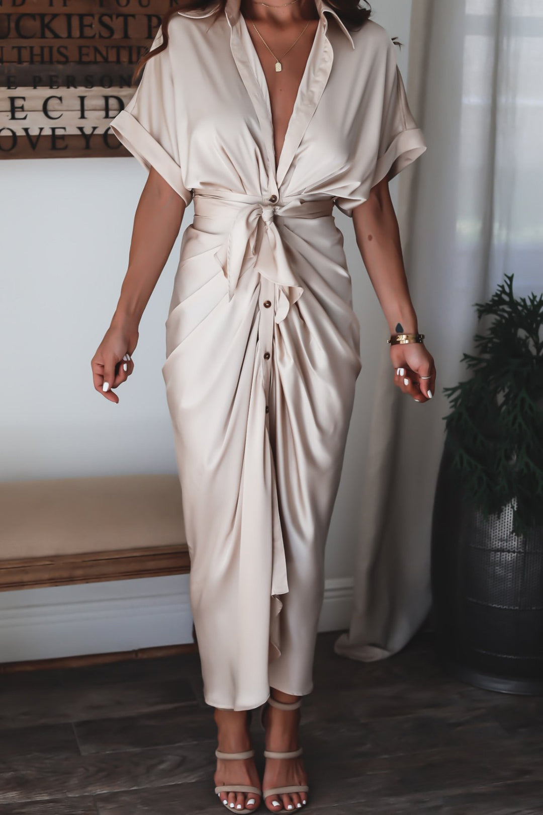 Women's midi dress made of cotton with a figure-hugging cut and button placket