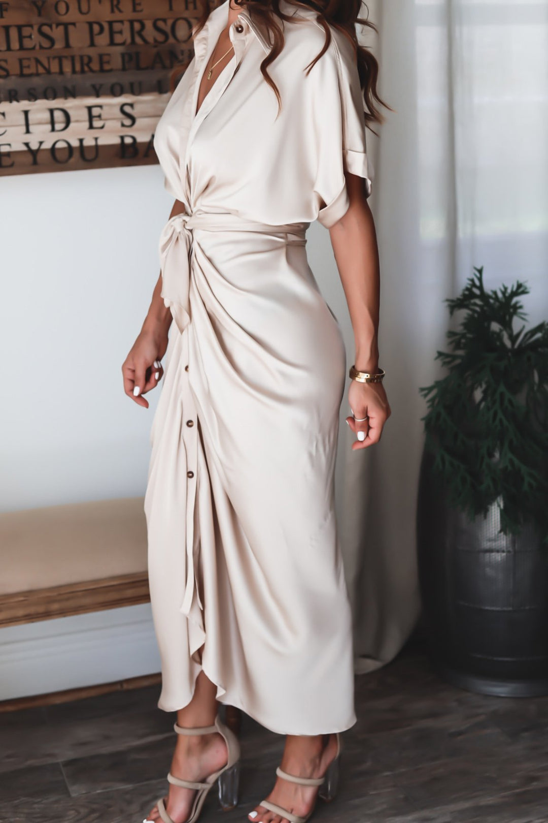 Women's midi dress made of cotton with a figure-hugging cut and button placket