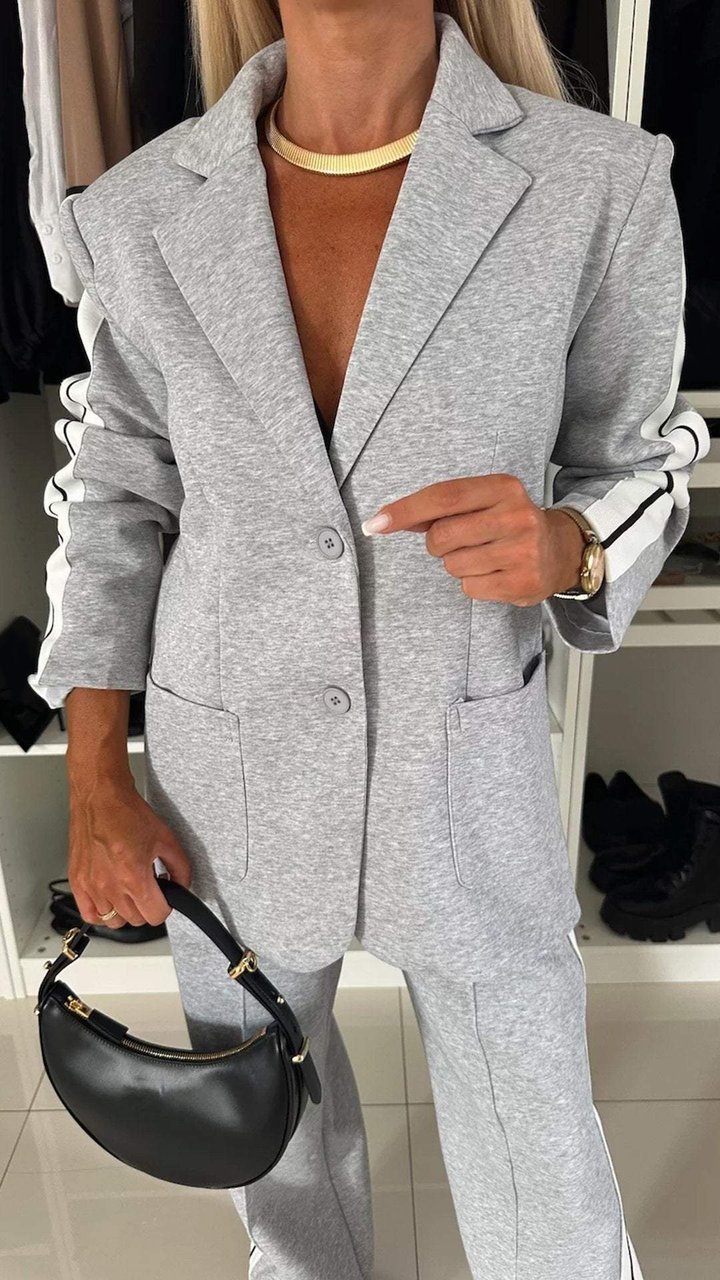 Trendy women's tracksuit set with blazer & pants – comfort & style