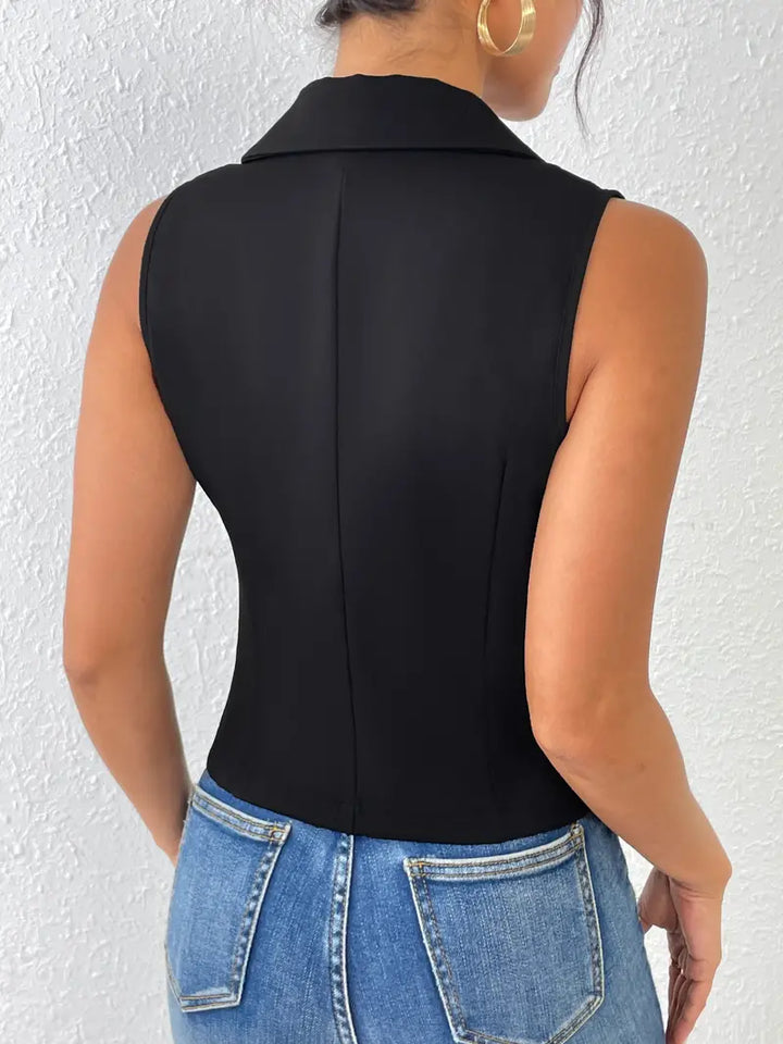 Short-sleeved women's vest with modern details - elegant style