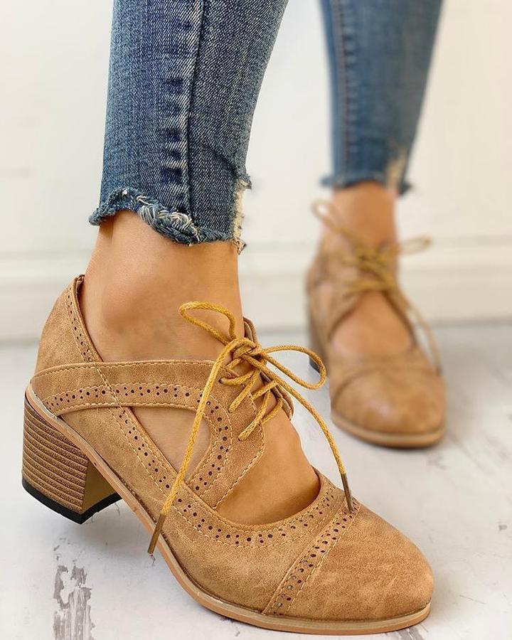 Vegane Sommer-Brogue Heels – Blockabsatz, Perforation, Komfort
